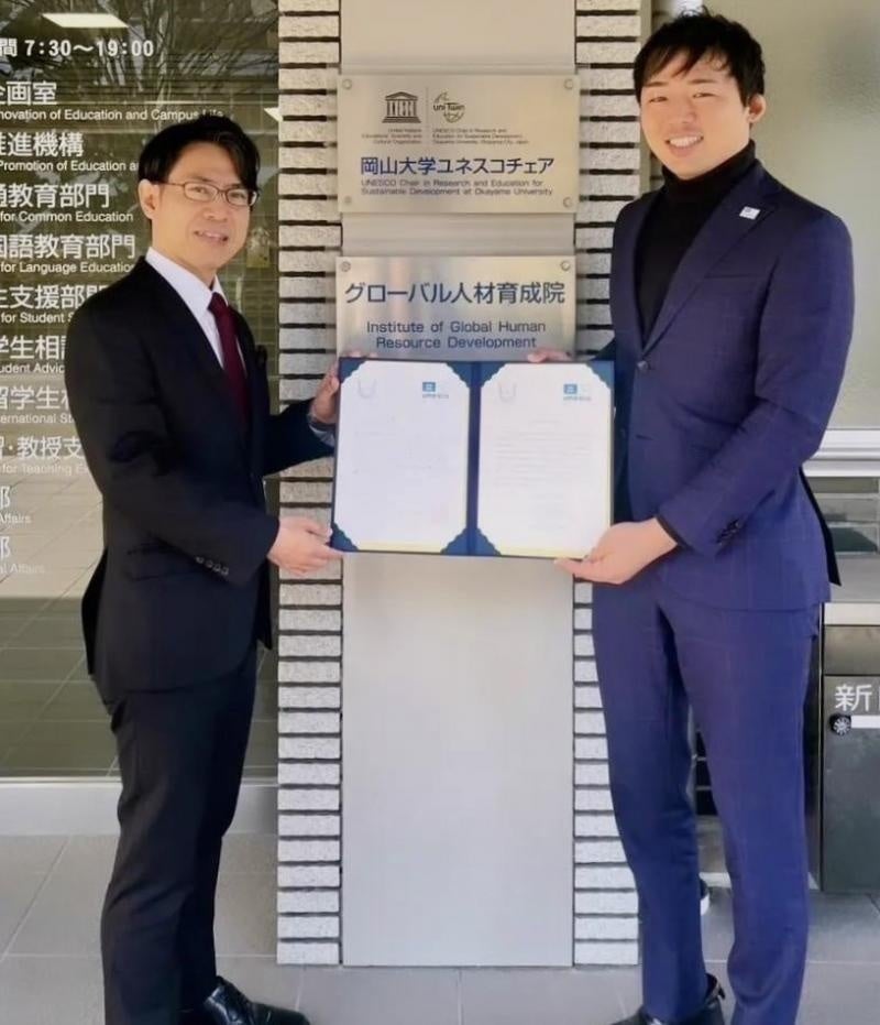 横井副学長・ユネスコチェアホルダーと市川さん（右）