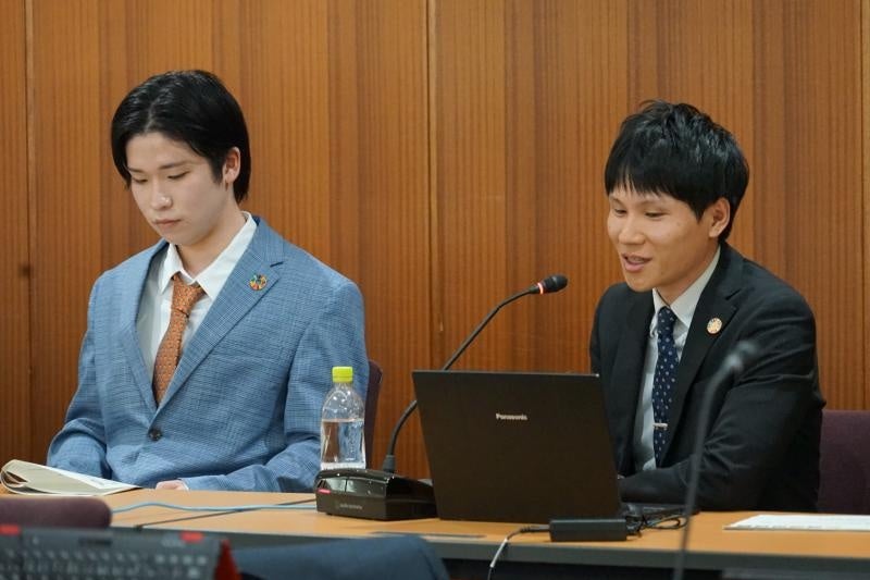 取り組み内容を発表する舩倉主査（右）