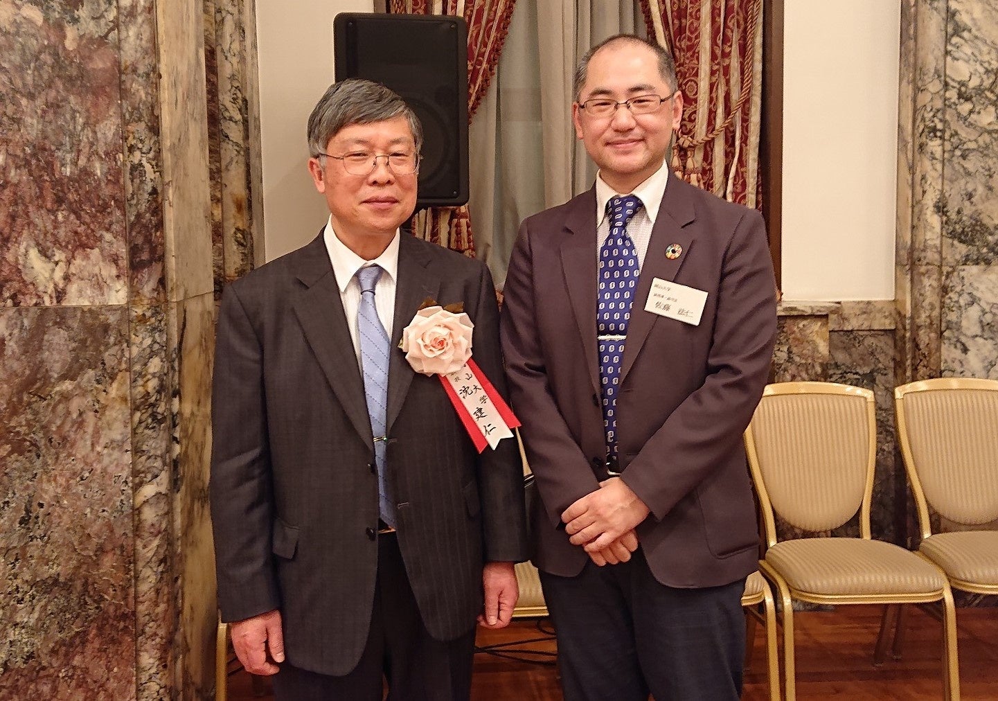 贈呈式に参加した沈建仁所長・教授と佐藤法仁副理事・副学長・URA(右)