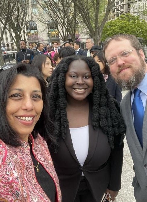 日米友好委員会事務局およびアンド・マイク財団担当者との写真（ブライアントさん写真中央）