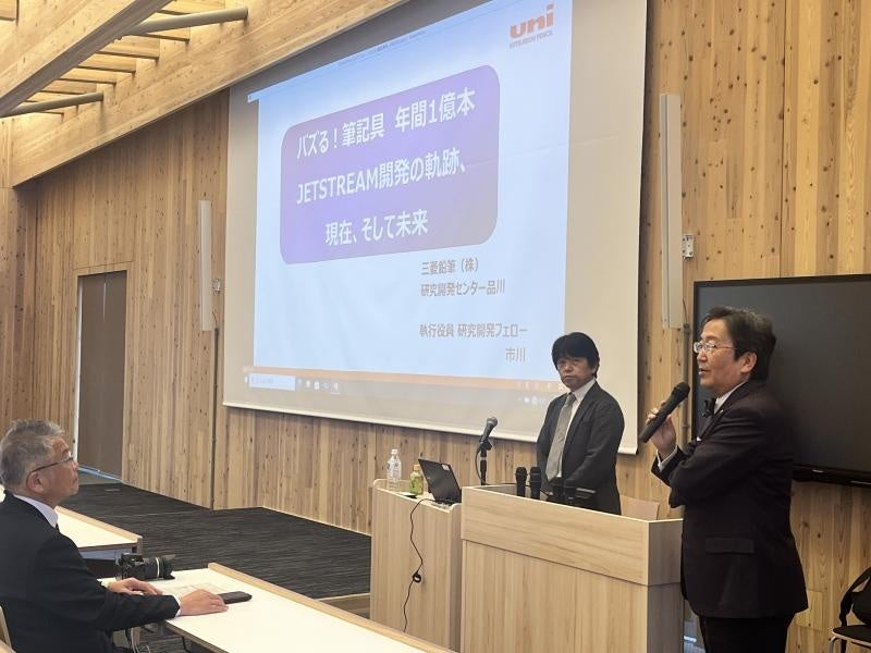 あいさつする那須学長(右)