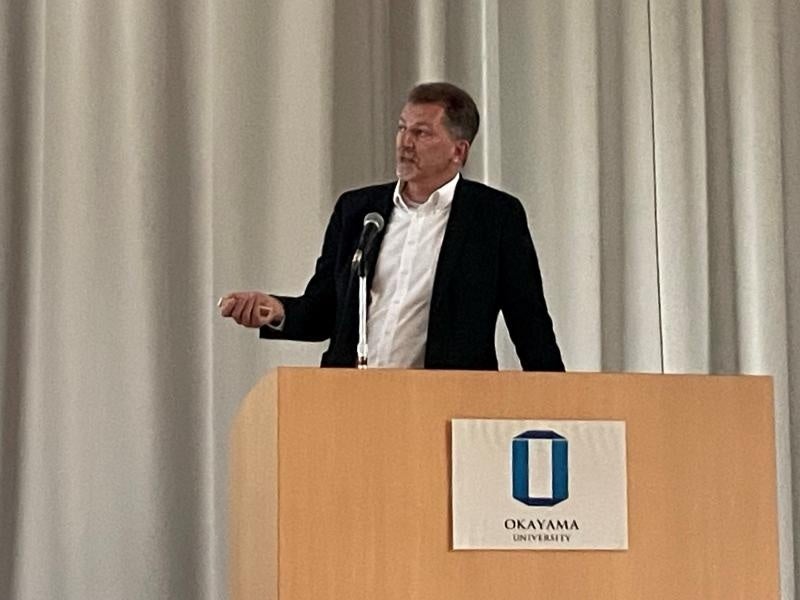 講演するシュタイン＝ゲルラッハ氏