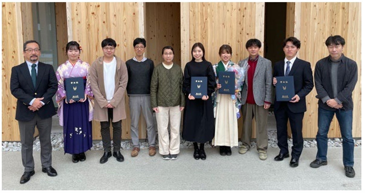本研究に携わった德光教授(左端)および石川教授(右端)の研究チームメンバー