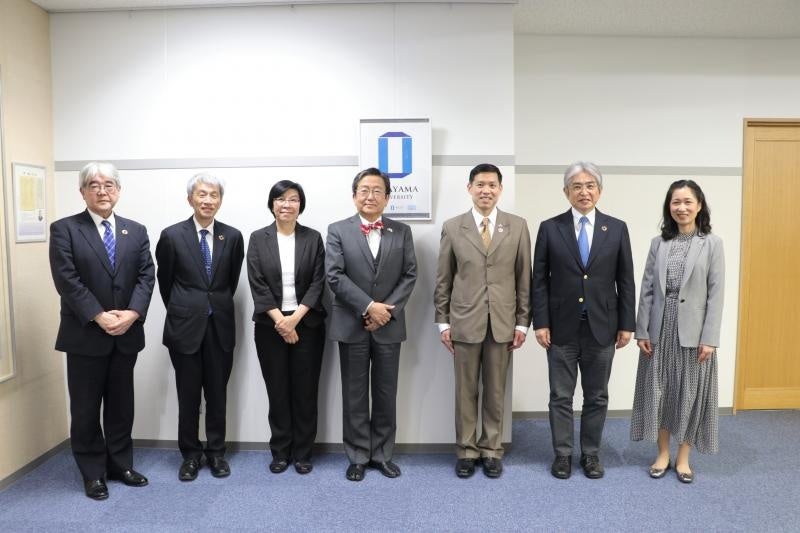 集合写真（那須学長：左から4番目、サティタマジット総領事：右から3番目）