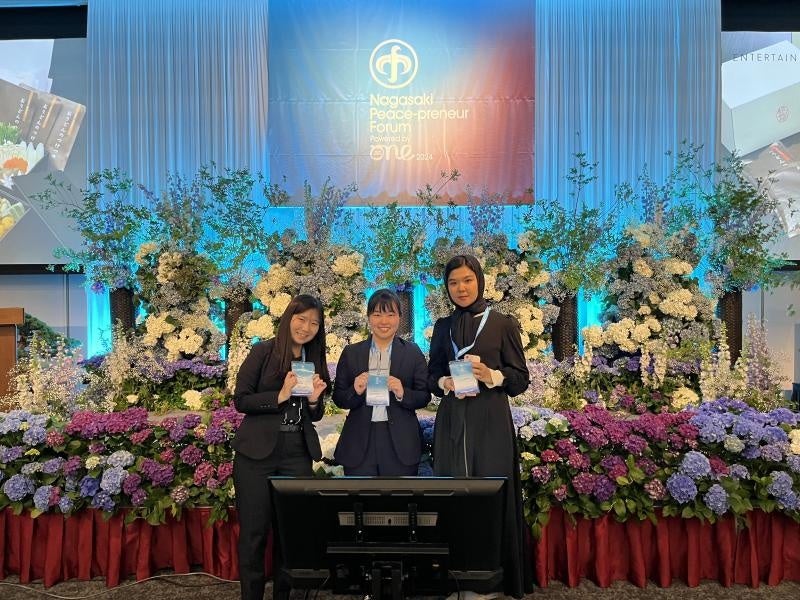 会場での記念撮影（左から宮本さん、布さん、Akramjonovaさん）