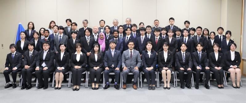 認定者・関係者による記念撮影(1~3列:認定者、後列:認定者及び関係者)