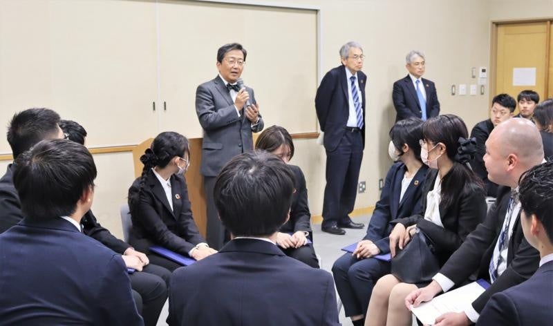 認定者を激励する那須学長