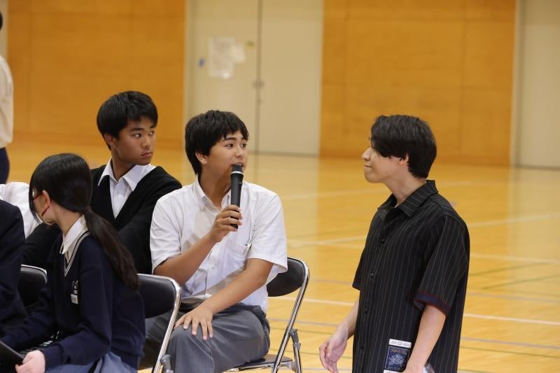 クイズに答える生徒