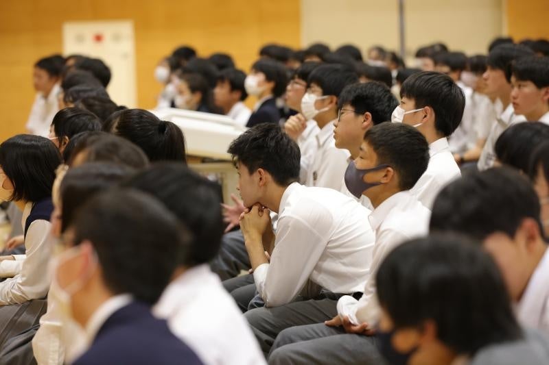 真剣に聞き入る生徒ら
