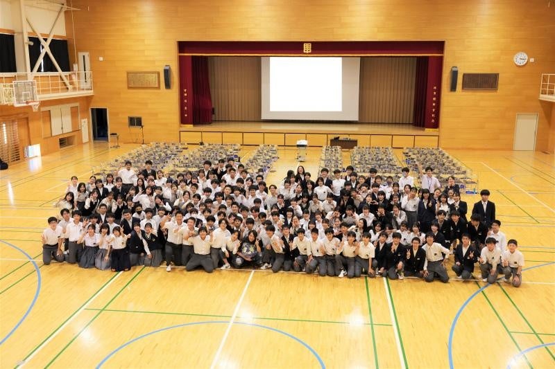 伊沢さんを囲んでの集合写真