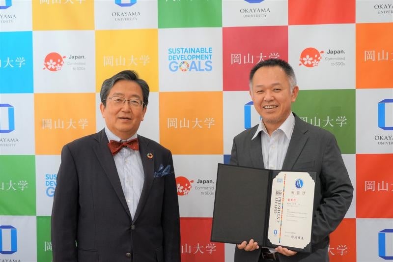 那須学長から表彰状を授与される野上教授（右）