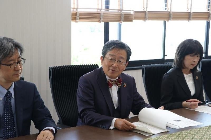 技術職員の今後の在り方について述べる那須保友技術総監（中央）