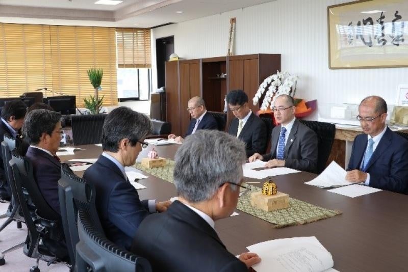 技術統括監理本部の運用について説明する佐藤法仁技術副総監（右から2人目）