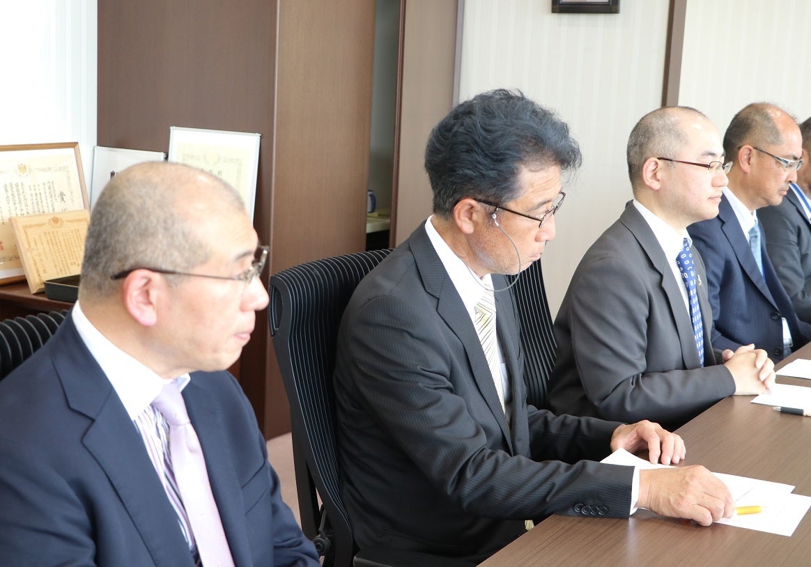 （左から）任命された本田貢技監、田村義彦技術副総監・技監、佐藤法仁技術副総監、平奥秀幸技監