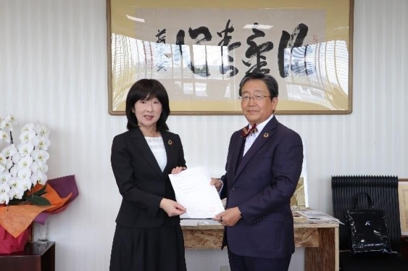 三村由香里理事から辞令を受け取る那須保友技術総監（右）