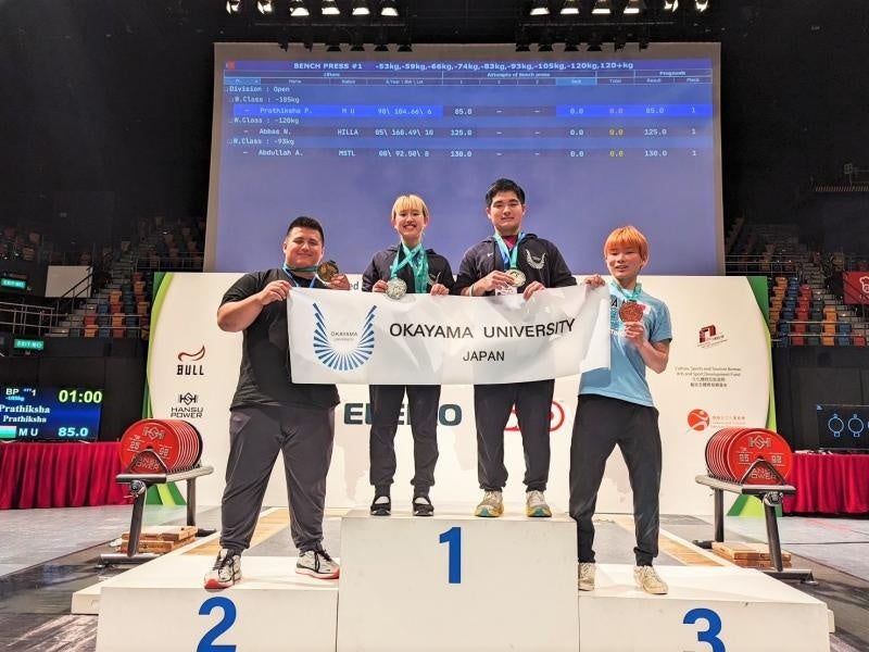 表彰台での集合写真