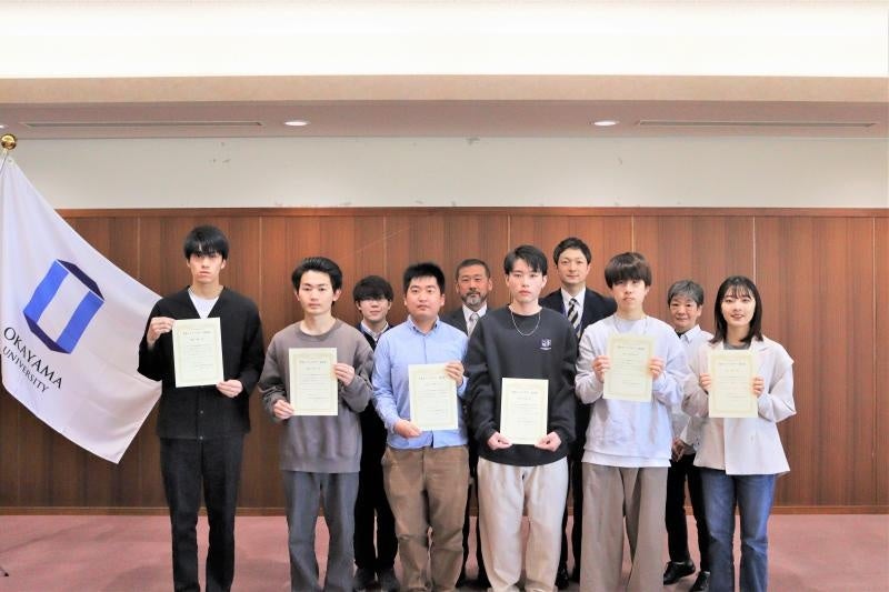 認定証授与者と機器共用推進本部の担当者らの集合写真