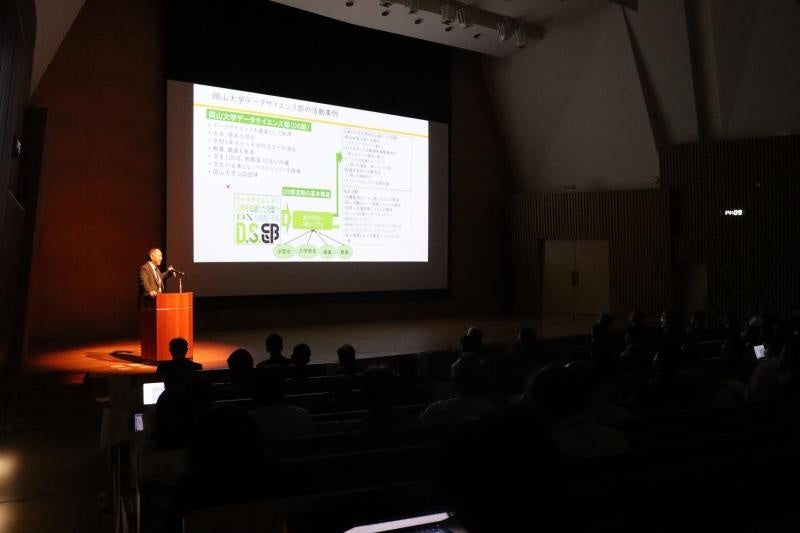 プレゼンテーションする野上教授