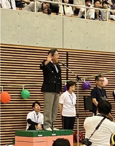 開会あいさつをする那須保友学長