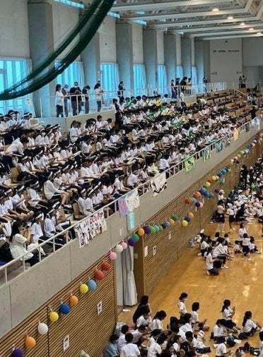 仲間を応援する中学生