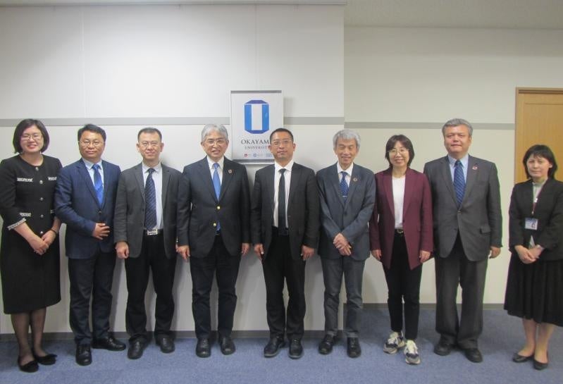 集合写真(左から4番目が菅理事、中央が付副学長)