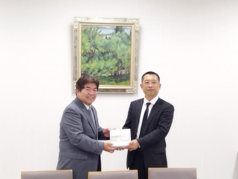 横平研究科長(左)を表敬訪問