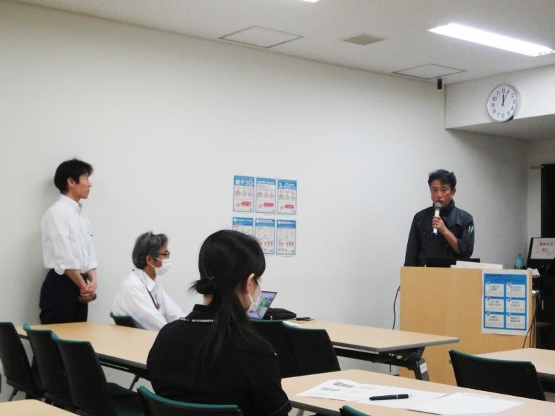 閉講のあいさつをする総合技術部の田村義彦部長（右）