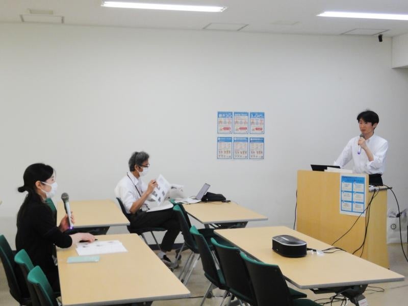 質問する塚野萌美技術主任（左）