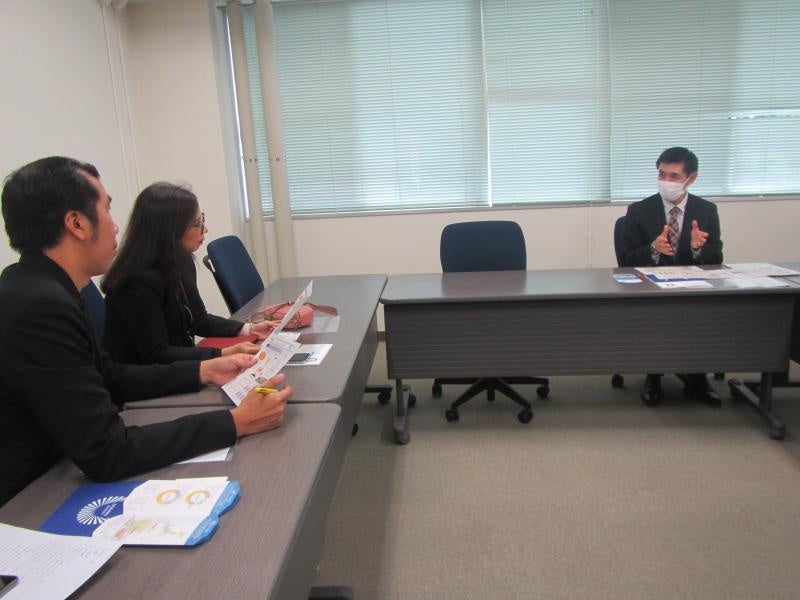 本学からの事業説明に熱心に耳を傾けるファーサイ副学長ら