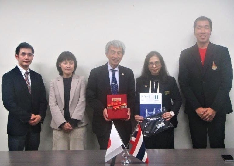 集合写真（中央が鈴木副学長、右から2番目がファーサイ副学長）