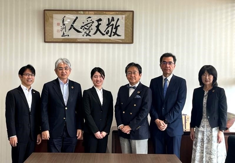 左3番目から、大原さん、那須学長、黒神教授