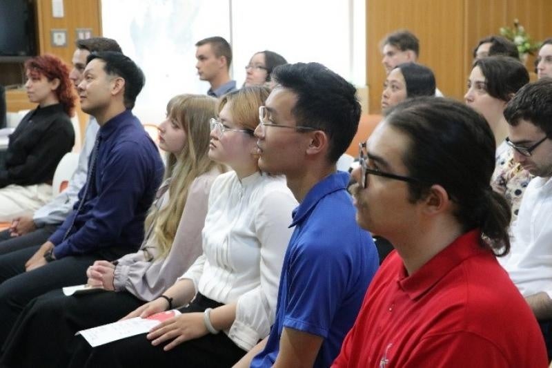 熱心に話を聞くCLS学生ら