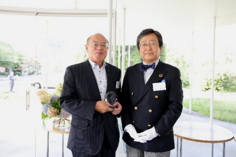 那須学長(右)が感謝の楯を贈呈