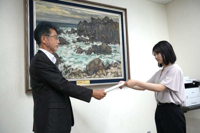 田村技術副総監・技監・部長より辞令交付を受けるTR(右)