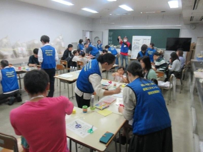 説明を聞きながら作業を進める様子