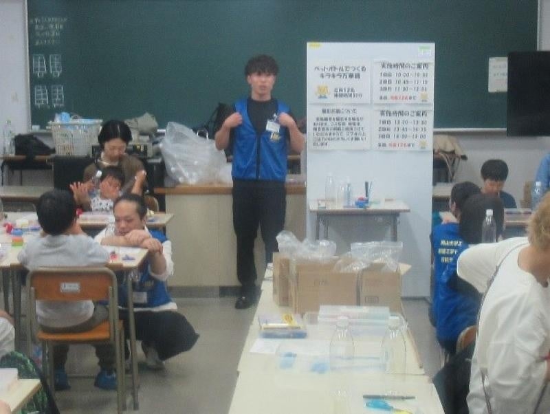 演示する森下技術職員（中央）