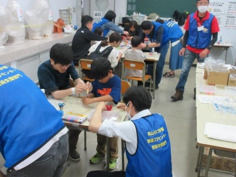 夢中で作業に取り組む子どもたち