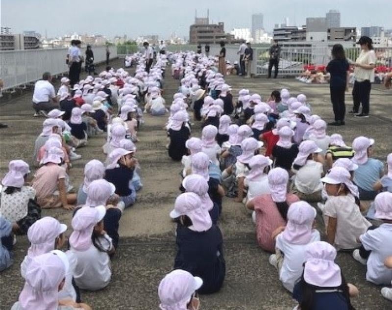 小学生の避難の様子