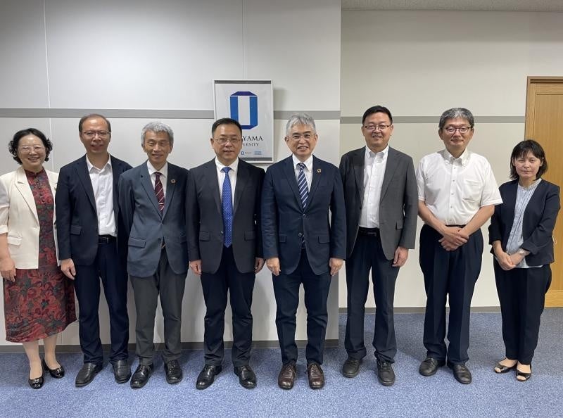 集合写真(中央左が魏副学長、中央右が菅理事)