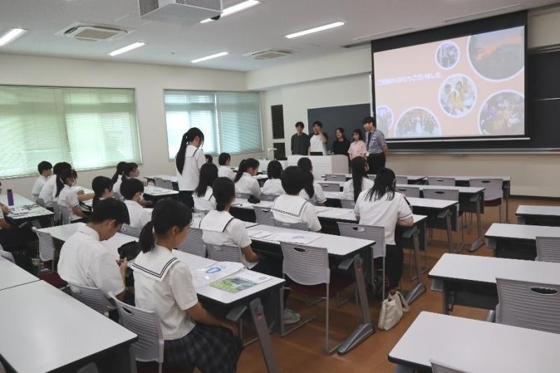 (教育学部)岡山大学岡山県北地域教育プログラムについて、 学生に質疑を行う高校生
