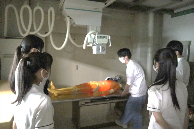 (医学部保健学科)腹部レントゲン撮影の実習を体験
