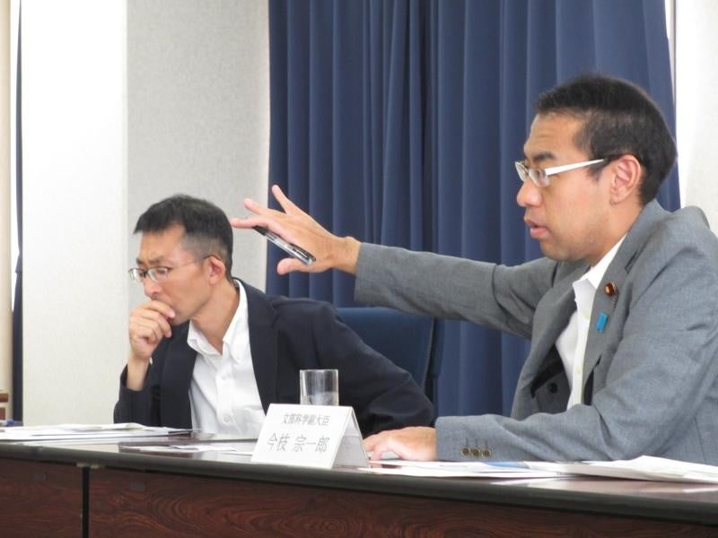 今枝副大臣(右)と俵医学教育課長(左)