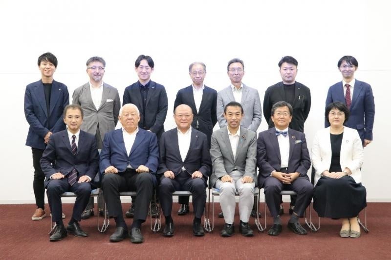 ラウンドテーブル出席者による集合写真