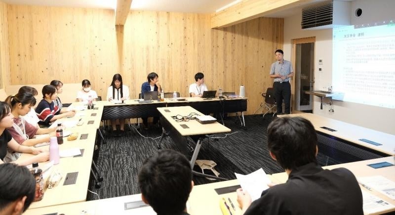 カーボンフットプリントについて説明する天王寺谷准教授(右)