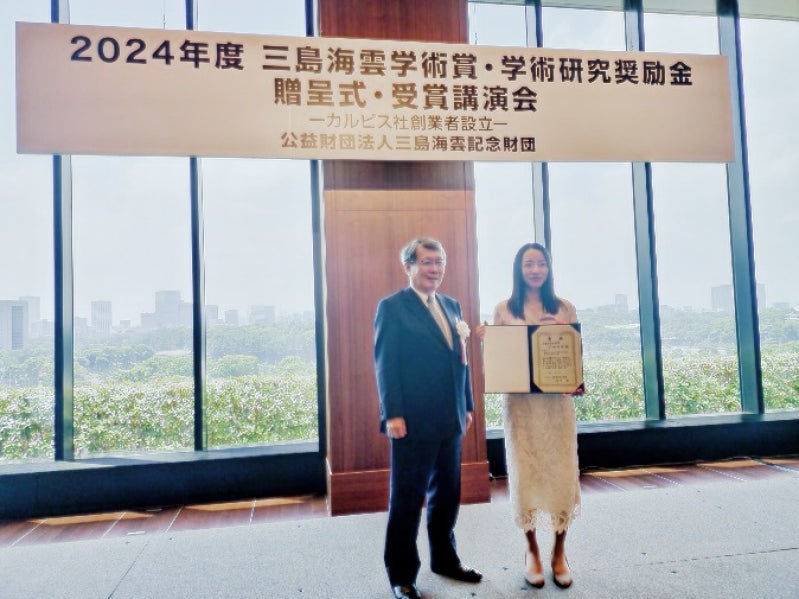 表彰状を手にする門田准教授(右)