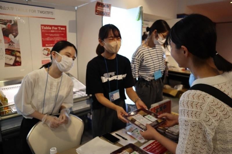 TFT弁当を販売する様子