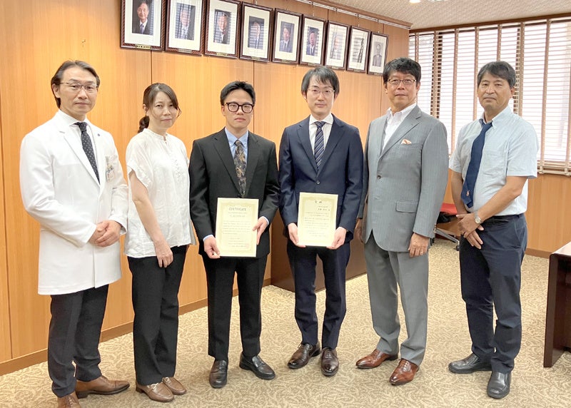(右より)大橋俊孝教授,成瀬恵治医歯薬学総合研究科長,中野靖浩講師(受賞者・高梁(たかはし)総合診療医学講座),BUI DANG HAI大学院生(受賞者・分子医化学),米澤朋子助教,大塚文男教授(大藤内分泌医学賞運営委員会委員長)