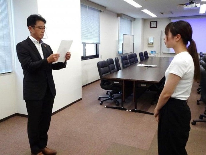 田村技術副総監・技監・部長(左)より辞令交付を受けるTR(右)