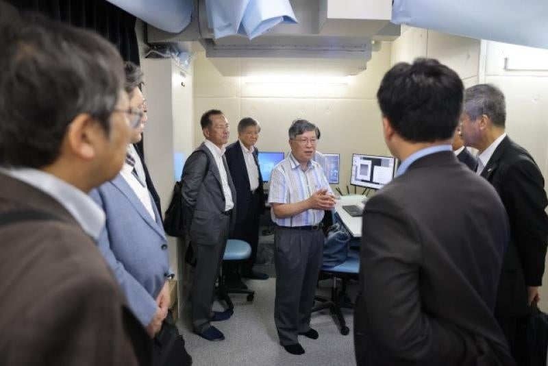 沈異分野基礎科学研究所長によるクライオ電子顕微鏡の説明(岡山大学津島キャンパス)