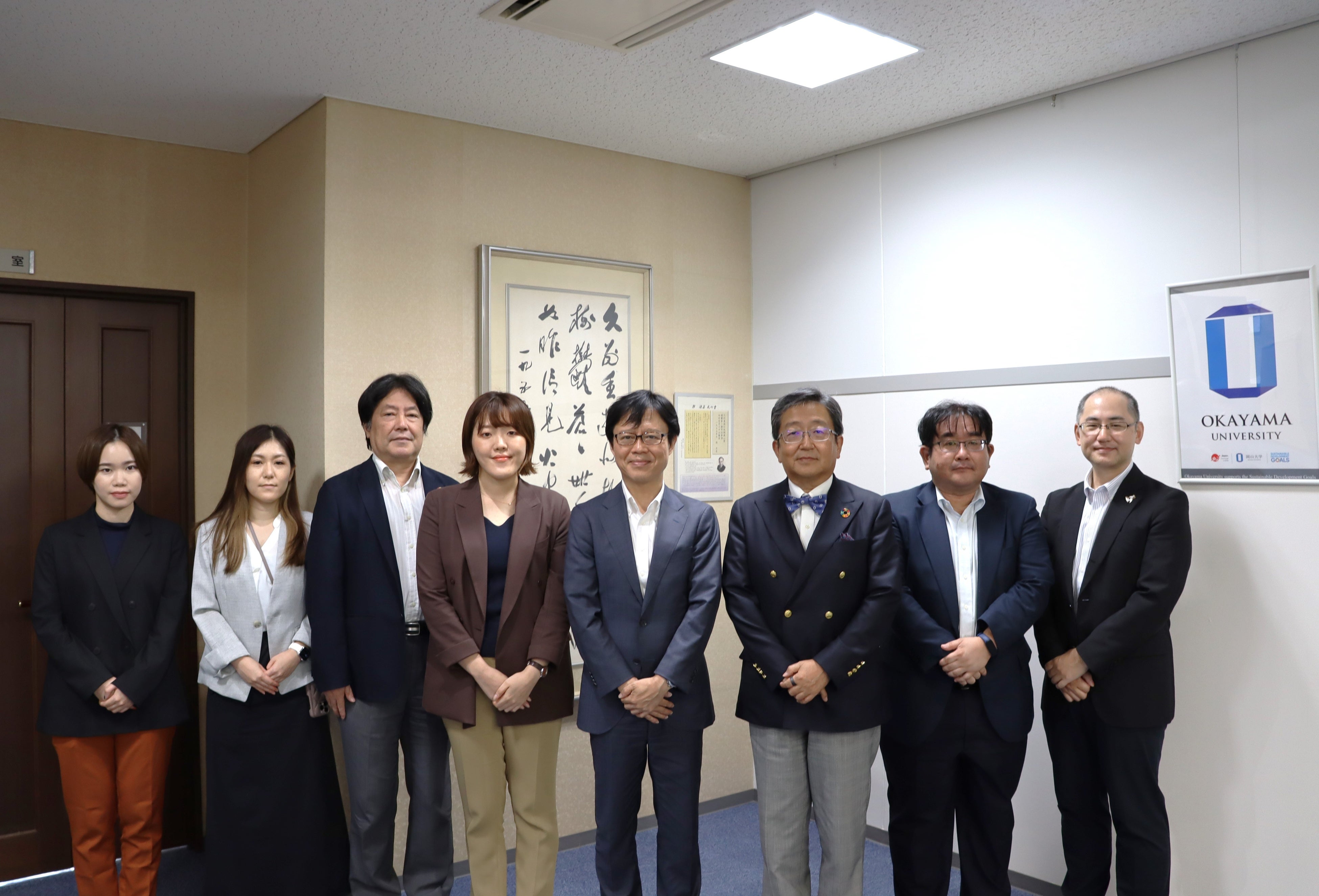 学長意見交換後の集合写真（左より：斉藤香歩研修生、田邉綾乃専門員、袖山禎之理事・事務総長、吉村奏係長、井上諭一局長、那須保友学長、菅原孝介課長、佐藤法仁副理事・副理事・上級URA）